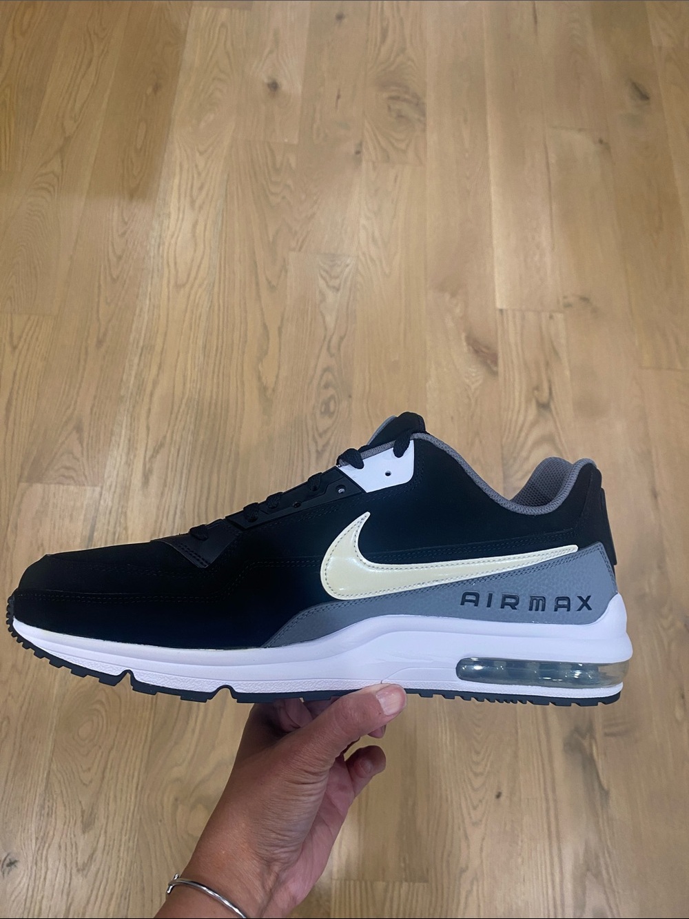 Nike Air Max Men's Black and White Running Sneakers - Picture 4 of 14